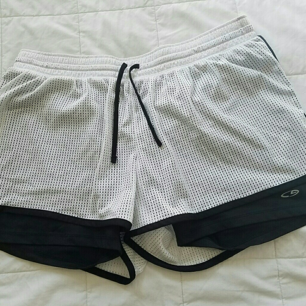 Athletic shorts with underarmer